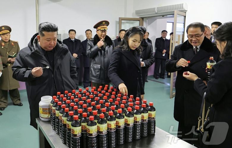 (평양 노동신문=뉴스1) = 북한 노동당 기관지 노동신문은 지난 15일 김정은 당 총비서가 강동군 지방공업공장 및 종합봉사소 준공식에 참석했다고 16일 보도했다. [국내에서만 사용가능. 재배포 금지. DB 금지. For Use Only in the Republic of Korea. Redistribution Prohibited] rodongphoto@news1.kr