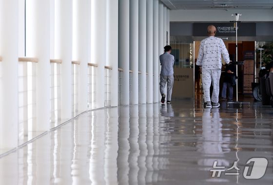 한 환자가 서울에 있는 상급종합병원 복도를 걸어가고 있다./뉴스1 구윤성 기자