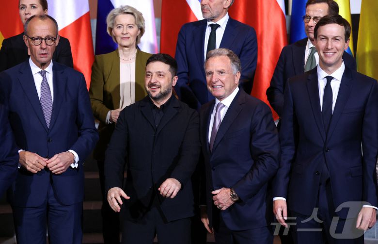 프리드리히 메르츠 독일 총리, 우르줄라 폰데어라이엔 유럽연합(EU) 집행위원장, 볼로디미르 젤렌스키 우크라이나 대통령, 스티브 위트코프 미국 특사, 도널드 트럼프 미국 대통령의 사위 재러드 쿠슈너가 15일(현지시간) 독일 베를린 연방총리청에서 기념사진을 촬영하고 있다. 2025.12.15. ⓒ 로이터=뉴스1 ⓒ News1 윤다정 기자