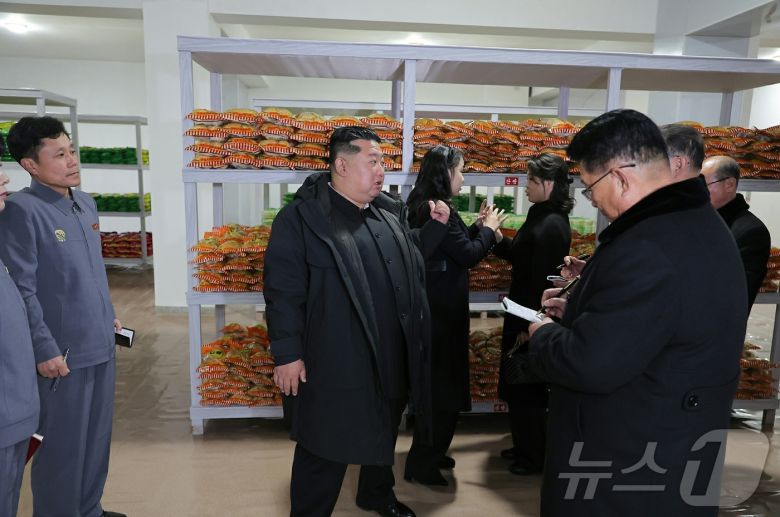 (평양 노동신문=뉴스1) = 북한 노동당 기관지 노동신문은 지난 15일 김정은 당 총비서가 강동군 지방공업공장 및 종합봉사소 준공식에 참석했다고 16일 보도했다. [국내에서만 사용가능. 재배포 금지. DB 금지. For Use Only in the Republic of Korea. Redistribution Prohibited] rodongphoto@news1.kr