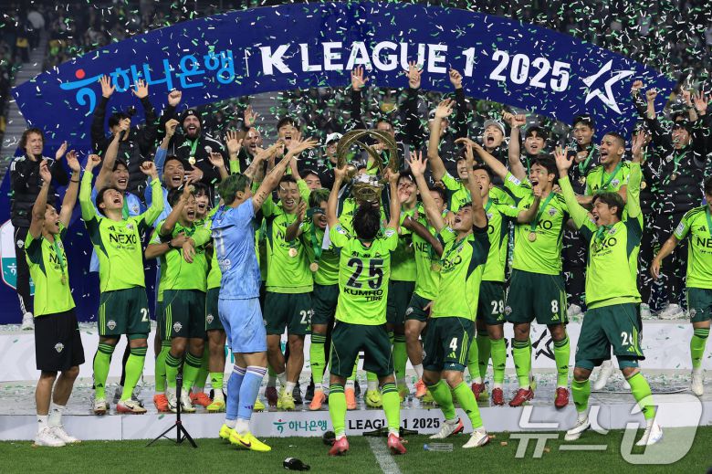 전북현대 구단의 모든 리그 우승(10회)을 경험한 레전드 원클럽맨 최철순이 8일 오후 전북 전주시 덕진구 기린대로 전주월드컵경기장에서 열린 하나은행 K리그1 2025 36라운드 전북현대와 대전하나시티즌의 경기 종료 후 우승 트로피 리프팅 세리머니를 하고 있다. 2025.11.8/뉴스1 ⓒ News1 박정호 기자