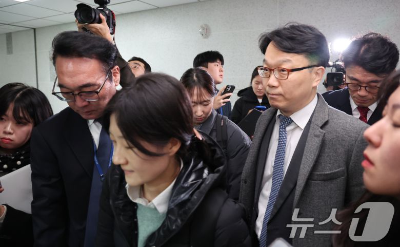 '로저비비에 클러치백 수수 의혹'과 관련해 김기현 의원실과 자택에 대한 압수수색에 착수한 김건희 특검팀이 17일 서울 여의도 국회의원회관 김기현 의원실로 들어가고 있다. 2025.12.17/뉴스1 ⓒ News1 장수영 기자