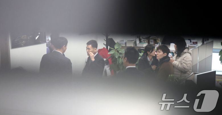 '로저비비에 클러치백 수수 의혹'과 관련해 김기현 의원실과 자택에 대한 압수수색에 착수한 김건희 특검팀이 17일 서울 여의도 국회의원회관 김기현 의원실에 도착해 있다. 2025.12.17/뉴스1 ⓒ News1 장수영 기자