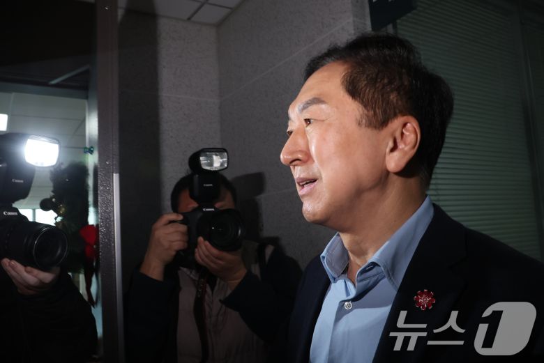 김건희특검이 '로저비비에 클러치백 수수 의혹'과 관련해 김기현 의원실과 자택에 대한 압수수색에 착수한 17일 오전 서울 여의도 국회의원회관에서 김기현 의원이 사무실로 들어가고 있다. 2025.12.17/뉴스1 ⓒ News1 장수영 기자