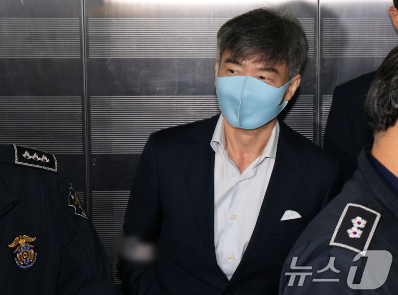 임성근 전 해병대1사단장 구명 로비 의혹에 연루된 이종호 전 블랙펄인베스트 대표가 1일 서울 서초구 순직해병 특검 사무실에 피의자 신분으로 조사를 받기 위해 출석하고 있다. 2025.11.1/뉴스1 ⓒ News1 이호윤 기자