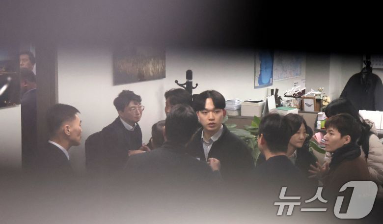 '로저비비에 클러치백 수수 의혹'과 관련해 김기현 의원실과 자택에 대한 압수수색에 착수한 김건희 특검팀이 17일 서울 여의도 국회의원회관 김기현 의원실에 도착한 가운데 김 의원(왼쪽 위) 상황을 지켜보고 있다. 2025.12.17/뉴스1 ⓒ News1 장수영 기자