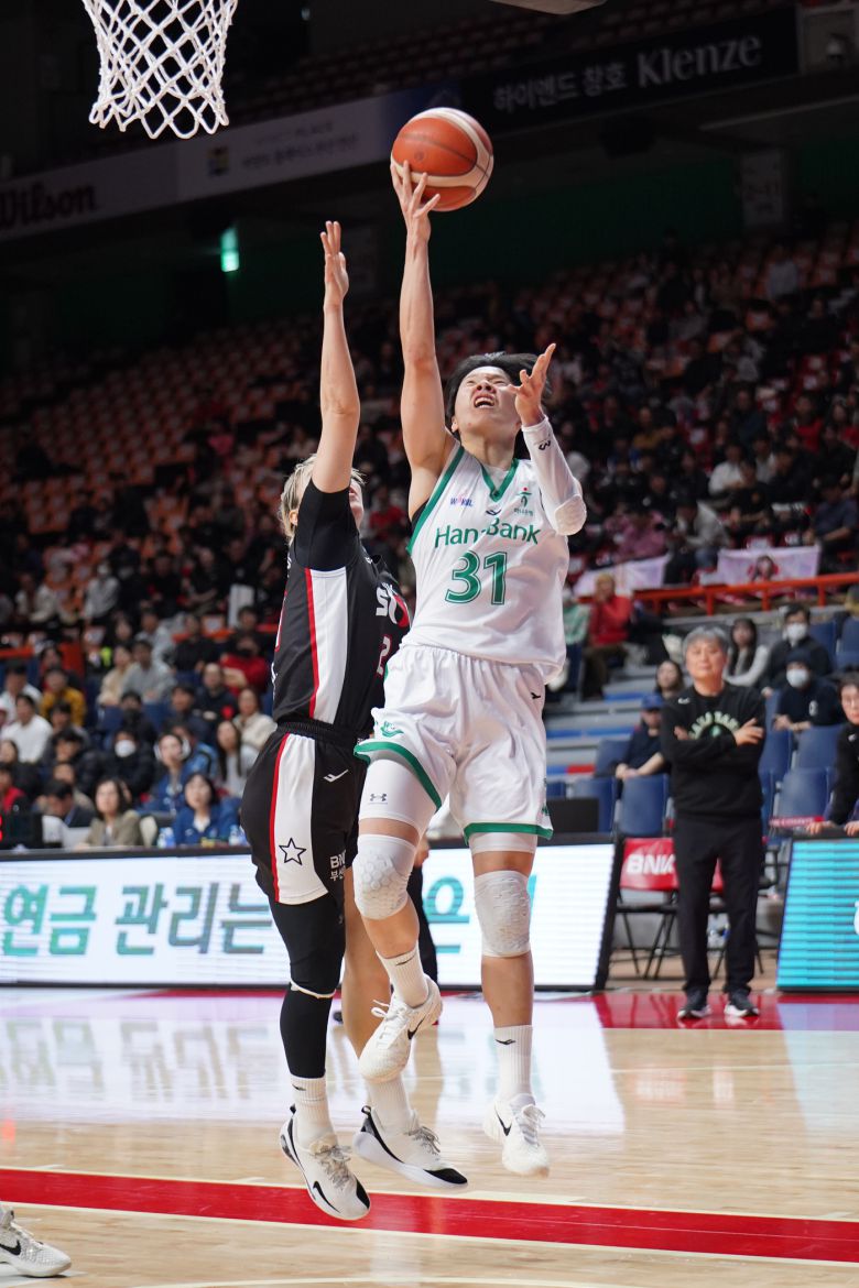 골밑슛을 시도하는 부천 하나은행의 진안. (WKBL 제공)