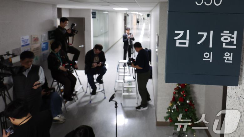 김건희특검이 '로저비비에 클러치백 수수 의혹'과 관련해 김기현 의원실과 자택에 대한 압수수색에 착수한 17일 오전 서울 여의도 국회의원회관 김기현 의원 사무실에서 취재진이 대기하고 있다. 2025.12.17/뉴스1 ⓒ News1 장수영 기자