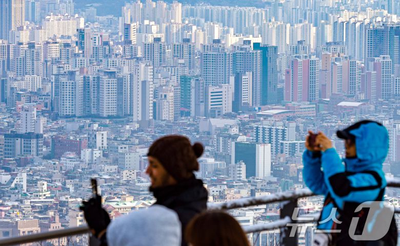 서울 남산에서 바라본 아파트 단지의 모습. 2025.12.14/뉴스1 ⓒ News1 이호윤 기자