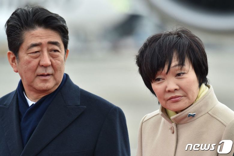 아베 신조 전 일본 총리와 아내인 아베 아키에. 2017.02.28/뉴스1 ⓒ AFP=뉴스1 ⓒ News1 김민수 기자