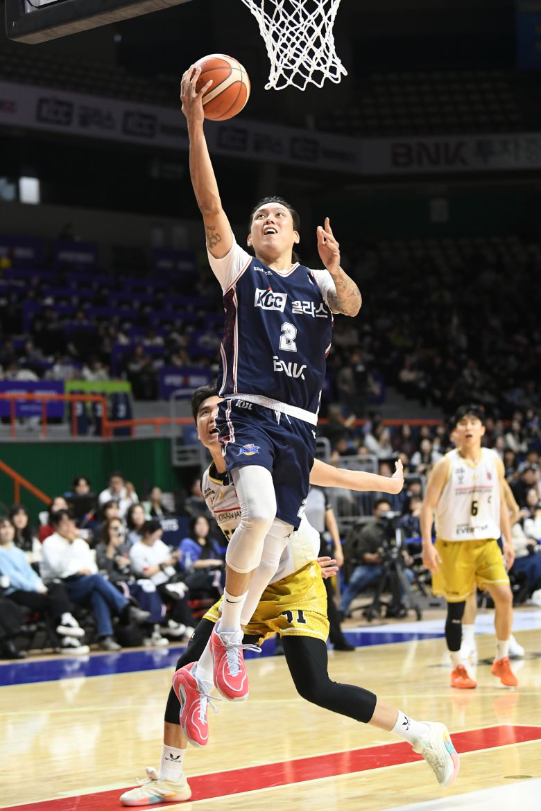 프로농구 KCC 송교창이 슛을 쏘고 있다.(KBL 제공)