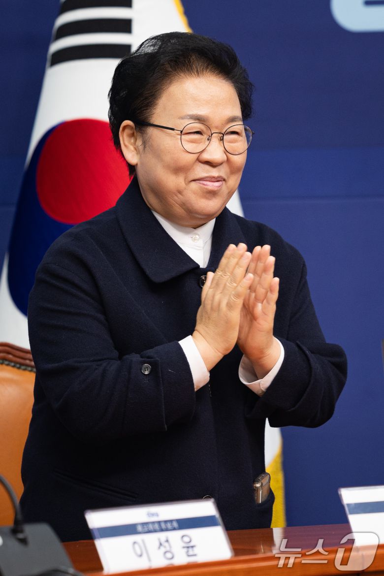 문정복 더불어민주당 최고위원 후보가 19일 서울 여의도 국회에서 열린 더불어민주당 최고위원 보궐선거 공명선거실천서약식에서 인사하고 있다. 2025.12.19/뉴스1 ⓒ News1 유승관 기자