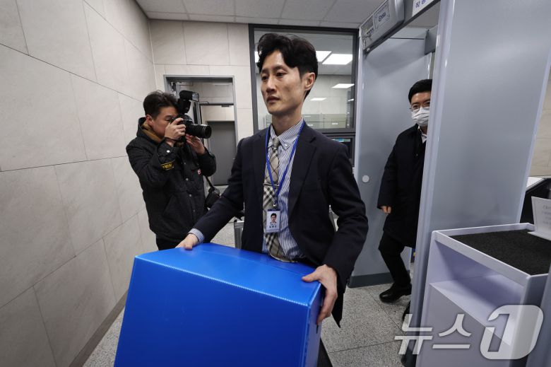 '관봉권 띠지 폐기 의혹'을 수사중인 안권섭 상설특별검사팀 수사관들이 19일 오전 수색·검증 영장을 집행하기 위해 서울 중구 한국은행 발권국으로 향하고 있다. 2025.12.19/뉴스1 ⓒ News1 구윤성 기자