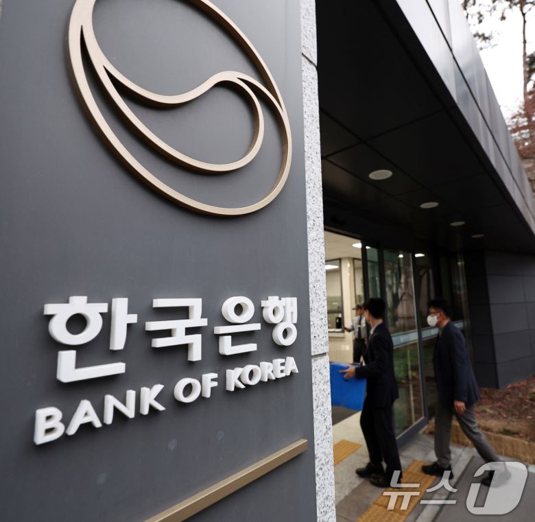 '관봉권 띠지 폐기 의혹'을 수사중인 안권섭 상설특별검사팀이 19일 오전 수색·검증 영장을 집행하기 위해 서울 중구 한국은행 발권국으로 향하고 있다. 2025.12.19/뉴스1 ⓒ News1 구윤성 기자