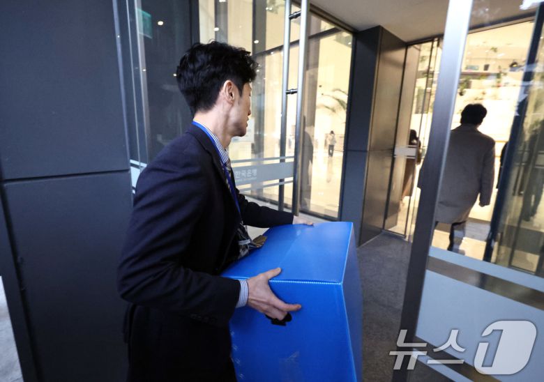 '관봉권 띠지 폐기 의혹'을 수사중인 안권섭 상설특별검사팀이 19일 오전 수색·검증 영장을 집행하기 위해 서울 중구 한국은행 발권국으로 향하고 있다. 2025.12.19/뉴스1 ⓒ News1 구윤성 기자