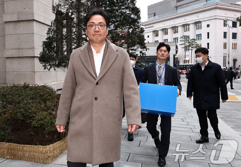 '관봉권 띠지 폐기 의혹'을 수사중인 안권섭 상설특별검사팀이 19일 오전 수색·검증 영장을 집행하기 위해 서울 중구 한국은행 발권국으로 향하고 있다. 2025.12.19/뉴스1 ⓒ News1 구윤성 기자