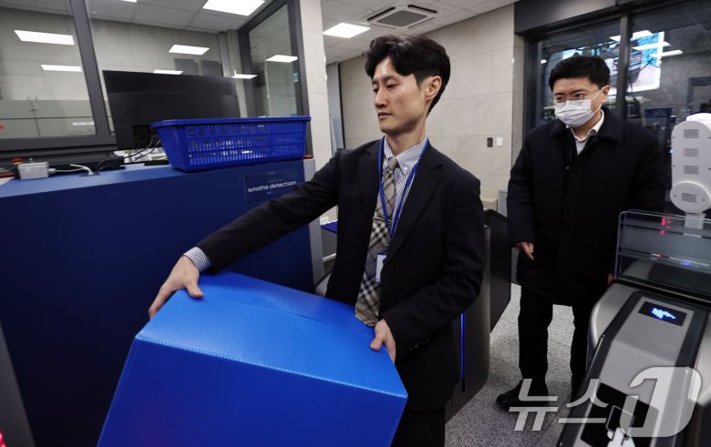 '관봉권 띠지 폐기 의혹'을 수사중인 안권섭 상설특별검사팀이 19일 오전 수색·검증 영장을 집행하기 위해 서울 중구 한국은행 발권국으로 향하고 있다. 2025.12.19/뉴스1 ⓒ News1 구윤성 기자