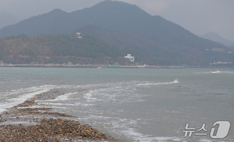 열리는 바닷길.건너편이 고군면 회동마을.2025.12.19/뉴스1 ⓒ News1 조영석 기자