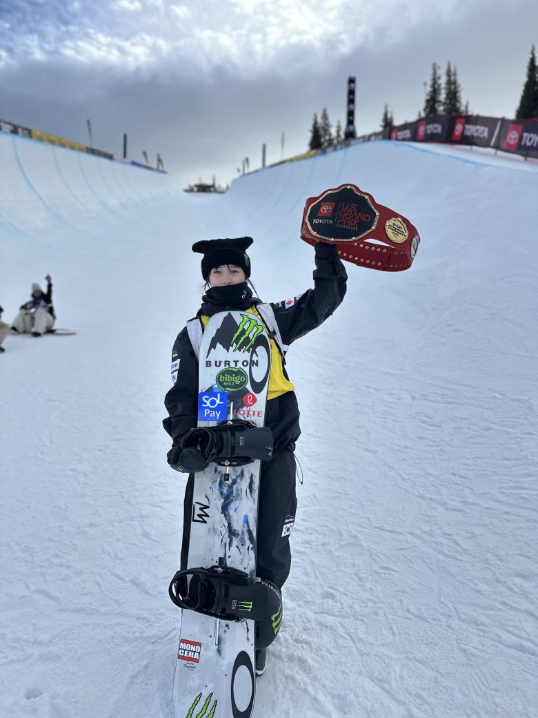 최가온이 20일(한국시간) 열린 스노보드 하프파이프 여자 월드컵에서 우승한 뒤 포즈를 취하고 있다. (올댓스포츠 제공)