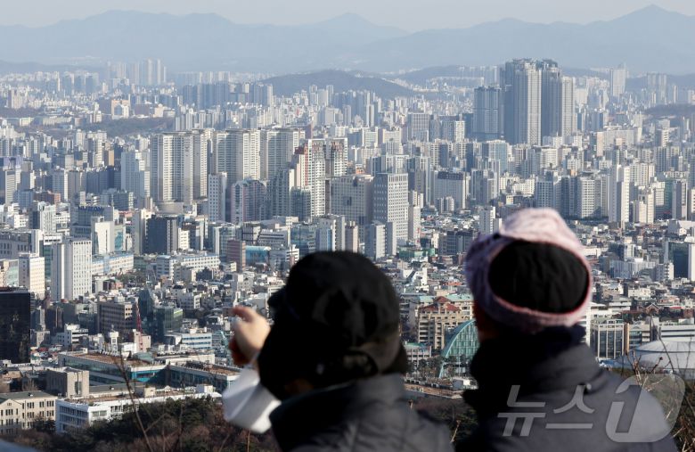 서울 중구 남산에서 바라본 서울 도심 아파트 단지 모습.  ⓒ News1 장수영 기자