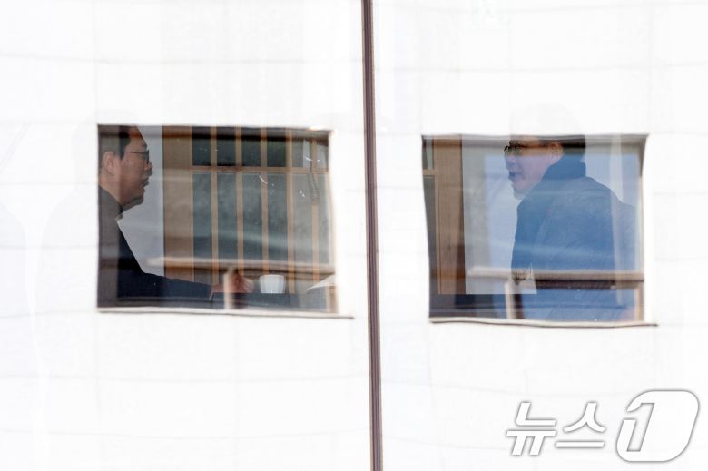 송언석 국민의힘 원내대표와 천하람 개혁신당 원내대표가 21일 서울 여의도의 한 식당에서 '통일교 특검법' 합의를 위한 오찬 회동을 하고 있다. 2025.12.21/뉴스1 ⓒ News1 이승배 기자