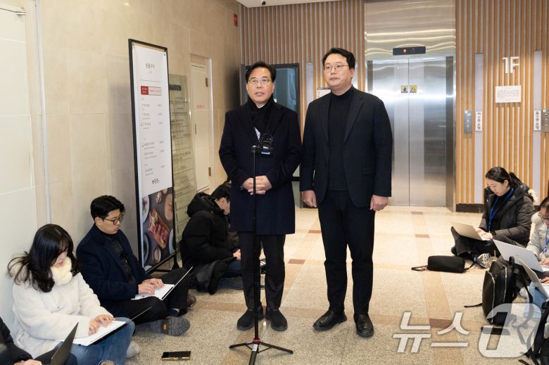 송언석 국민의힘 원내대표와 천하람 개혁신당 원내대표가 21일 서울 여의도의 한 식당에서 '통일교 특검법' 합의를 위한 오찬 회동을 마치고 브리핑하고 있다. 2025.12.21/뉴스1 ⓒ News1 이승배 기자