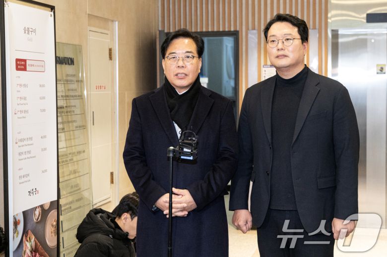 송언석 국민의힘 원내대표와 천하람 개혁신당 원내대표가 21일 서울 여의도의 한 식당에서 '통일교 특검법' 합의를 위한 오찬 회동을 마치고 브리핑하고 있다. 2025.12.21/뉴스1 ⓒ News1 이승배 기자