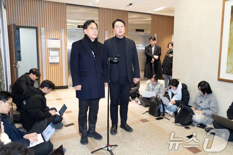 송언석 국민의힘 원내대표와 천하람 개혁신당 원내대표가 21일 서울 여의도의 한 식당에서 '통일교 특검법' 합의를 위한 오찬 회동을 마치고 브리핑하고 있다. 2025.12.21/뉴스1 ⓒ News1 이승배 기자