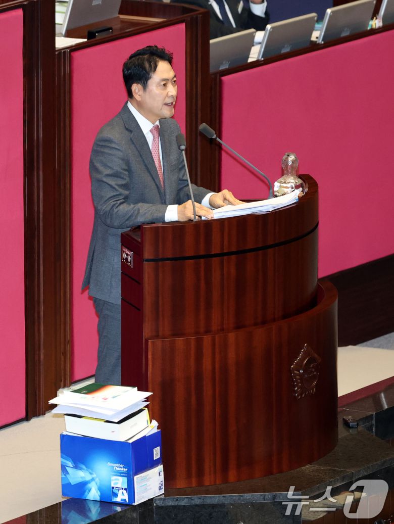 22일 서울 여의도 국회에서 열린 제430회국회(임시회) 제2차 본회의에서 장동혁 국민의힘 대표가 12·3 윤석열 비상계엄 등에 대한 전담재판부 설치 및 제보자 보호 등에 관한 특별법안(대안)에 대한 무제한토론(필리버스터)을 하고 있다. 2025.12.22/뉴스1 ⓒ News1 이승배 기자