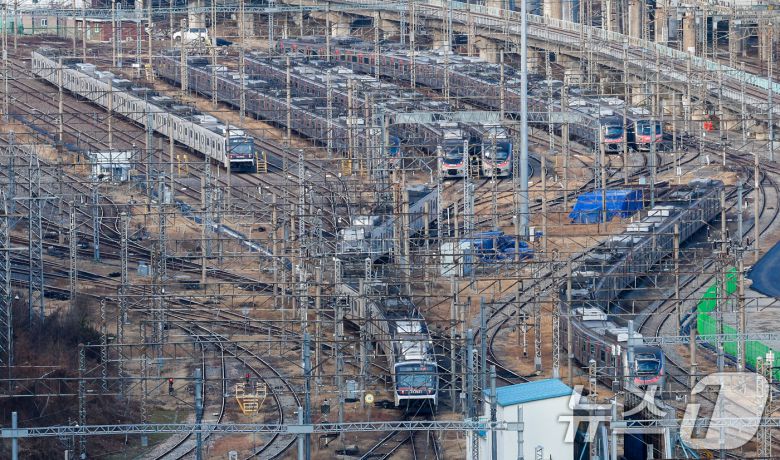 성과급 정상화를 요구하는 전국철도노동조합(철도노조)의 총파업을 하루 앞둔 22일 서울 구로구 한국철도공사 구로차량사업소에 열차가 이동하고 있다.  2025.12.22/뉴스1 ⓒ News1 안은나 기자