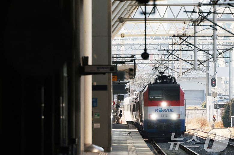 전국철도노동조합(철도노조) 총파업을 하루 앞둔 22일 서울역에서 승객들이 열차에 하차하고 있다.  2025.12.22/뉴스1 ⓒ News1 황기선 기자