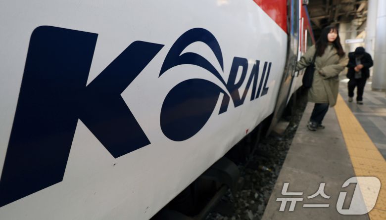 전국철도노동조합(철도노조) 총파업을 하루 앞둔 22일 서울역에서 승객들이 열차를 이용하고 있다.  2025.12.22/뉴스1 ⓒ News1 황기선 기자