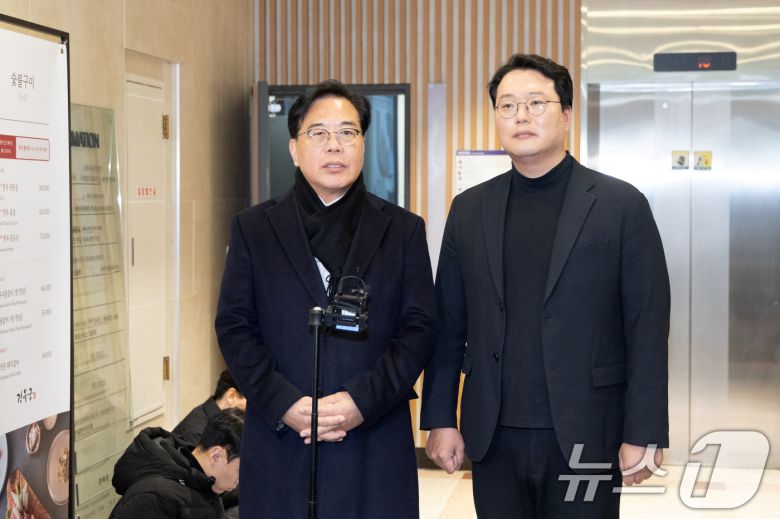 송언석 국민의힘 원내대표와 천하람 개혁신당 원내대표가 지난 21일 서울 여의도의 한 식당에서 '통일교 특검법' 합의를 위한 오찬 회동을 마치고 브리핑하고 있다. 2025.12.21/뉴스1 ⓒ News1 이승배 기자