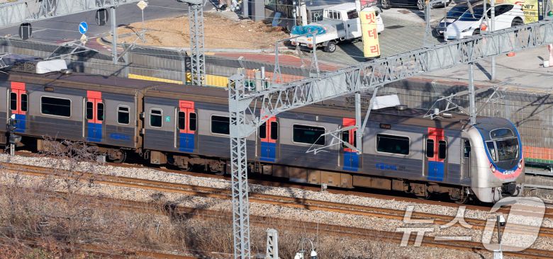 성과급 정상화를 요구하는 전국철도노동조합(철도노조)의 총파업을 하루 앞둔 22일 서울 구로구 한국철도공사 구로차량사업소 인근에 열차가 이동하고 있다.  2025.12.22/뉴스1 ⓒ News1 안은나 기자