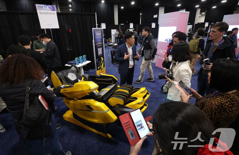 지난 1월 5일(현지시간) 오후 미국 네바다주 라스베이거스 만달레이베이 호텔에서 열린 CES 언베일드에서 취재진이 CES 혁신상을 수상한 바디프랜드의 인공지능(AI) 헬스케어로봇 '733'을 살펴보고 있다. 2025.1.6/뉴스1 ⓒ News1 신웅수 기자