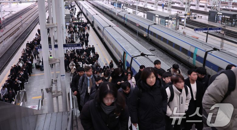 전국철도노동조합이 총파업을 유보한 23일 오전 서울역에서 시민들이 정상 운행 중인 열차를 이용하고 있다.  2025.12.23/뉴스1 ⓒ News1 박지혜 기자