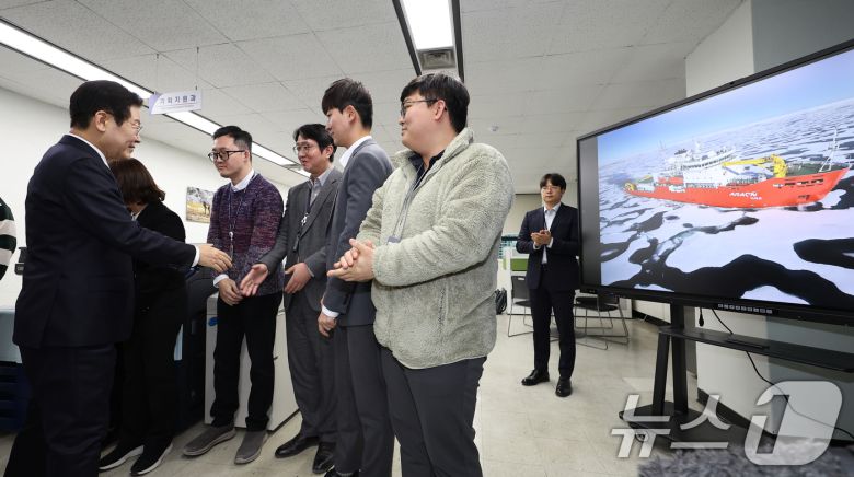 이재명 대통령이 23일 개청한 부산 동구 해양수산부에서 북극항로 추진단 직원들을 격려하고 있다. (대통령실통신사진기자단) 2025.12.23/뉴스1 ⓒ News1 이재명 기자