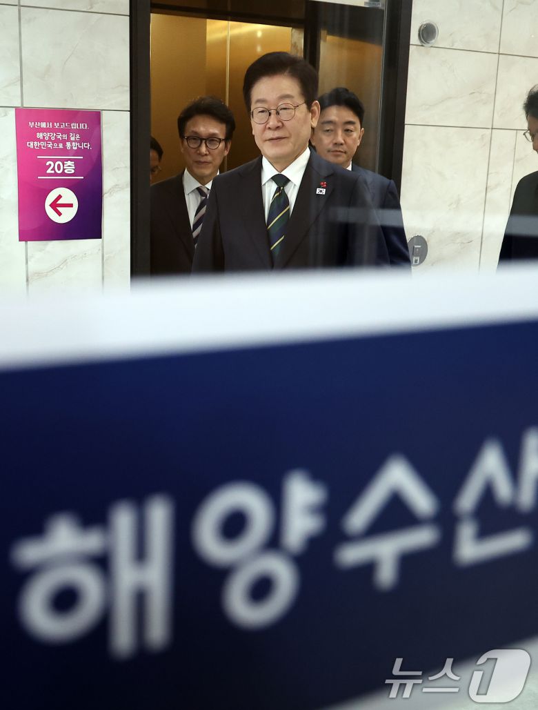 이재명 대통령이 23일 부산 동구 해양수산부 청사에서 열린 해수부 업무보고에 입장하고 있다. (대통령실통신사진기자단) 2025.12.23/뉴스1 ⓒ News1 이재명 기자