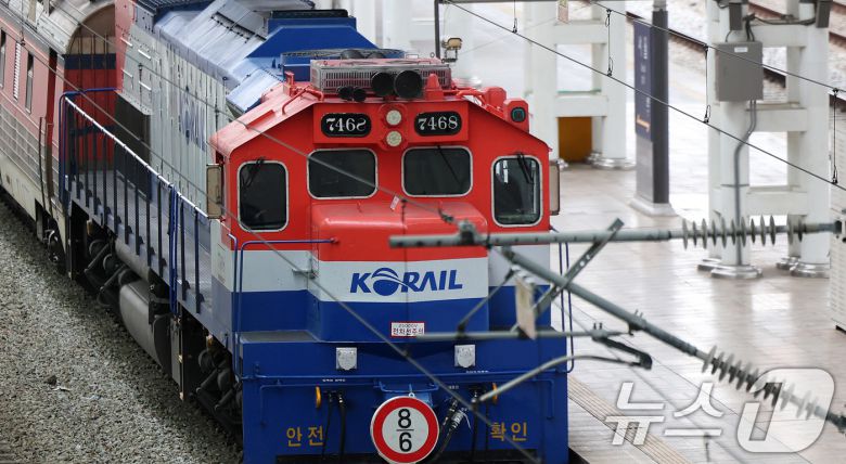 전국철도노동조합이 총파업을 유보한 23일 오전 서울역에서 열차가 정상 운행되고 있다.  2025.12.23/뉴스1 ⓒ News1 박지혜 기자