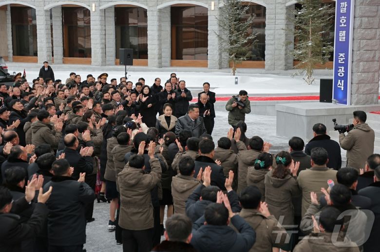 (평양 노동신문=뉴스1) = 지난 20일 진행된 삼지연시 호텔 준공식에 참석한 김정은 북한 노동당 총비서와 딸 주애. 북한 주민들이 김 총비서와 주애를 향해 박수를 보내고 있다. [국내에서만 사용가능. 재배포 금지. DB 금지. For Use Only in the Republic of Korea. Redistribution Prohibited] rodongphoto@news1.kr