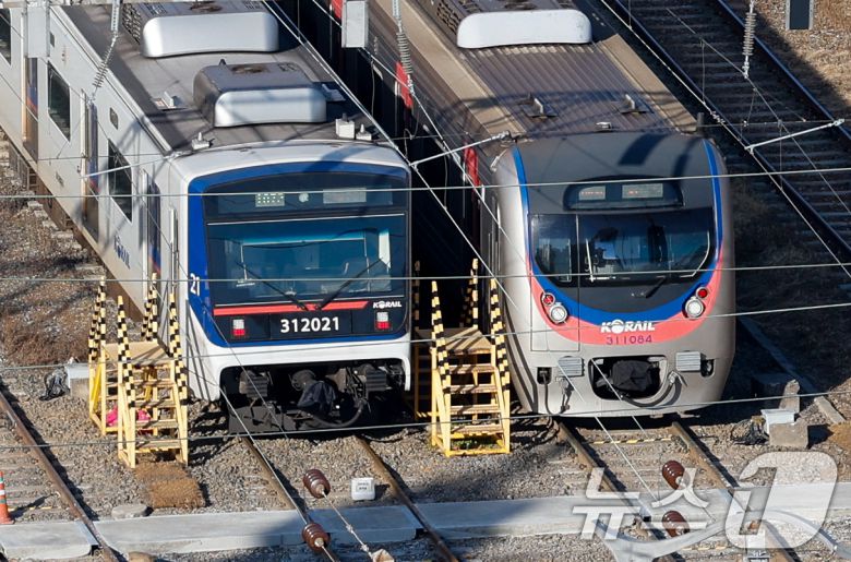 지난 22일 서울 구로구 한국철도공사 구로차량사업소 인근에 열차가 이동하고 있다.  2025.12.22/뉴스1 ⓒ News1 안은나 기자