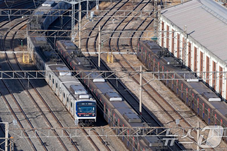 지난 22일 서울 구로구 한국철도공사 구로차량사업소에 열차가 이동하고 있다.  2025.12.22/뉴스1 ⓒ News1 안은나 기자