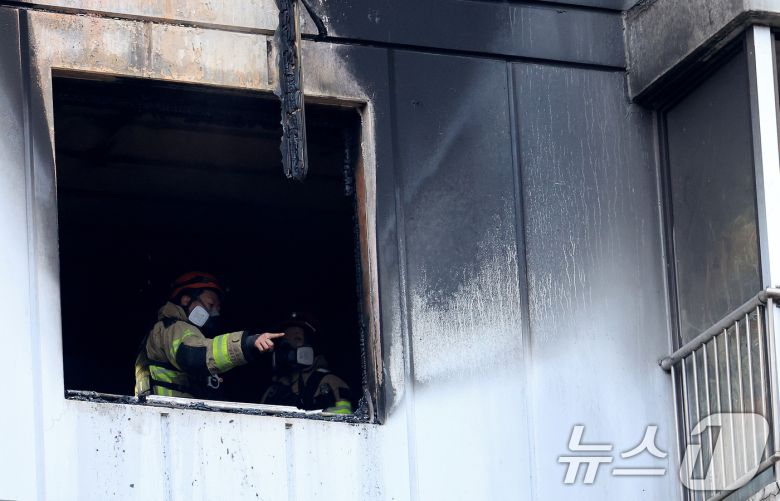 24일 오전 서울 송파구 방이동 한 아파트 5층에서 화재가 발생해 소방대원들이 현장을 살펴보고 있다.  2025.12.24/뉴스1 ⓒ News1 이호윤 기자