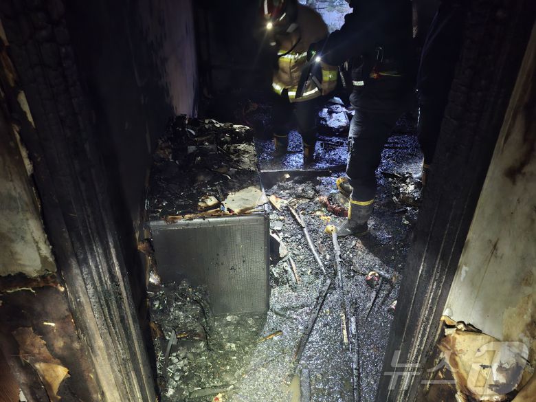 24일 오전 서울 송파구 방이동 한 아파트 5층에서 화재가 발생해 심정지 상태로 2명이 병원으로 이송됐다. 이번 화재로 주민 37명이 대피하고 4명이 구조됐다. 소방당국은 오전 7시 11분 완진했다고 밝혔다. 사진은 소방관들이 화재 현장을 살펴보고 있는 모습. (송파소방서 제공. 재판매 및 DB 금지) 2025.12.24/뉴스1