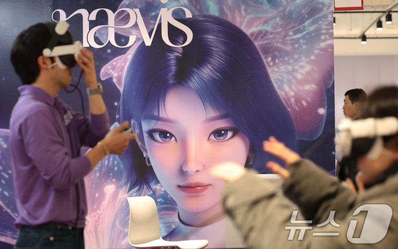 서울 강남구 코엑스에서 4일 열린 'AI 콘텐츠 페스티벌 2025' SM엔터테인먼트 부스에서 방문객들이 VR 콘서트를 체험하고 있다. /뉴스1 ⓒ News1 오대일 기자