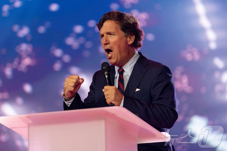 폭스뉴스 출신 보수 논객 터커 칼슨이 18일(현지시간) 미국 애리조나주 피닉스에서 열린 미국 청년 보수 단체인 터닝포인트 USA의 연례 행사 '아메리카페스트'에서 연설하고 있다. 2025.12.18. ⓒ 로이터=뉴스1 ⓒ News1 이정환 기자