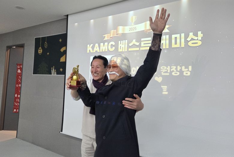 종무식 공연을 위해 분장한 이선태 고려동물메디컬센터 원장(오른쪽)이 동물병원을 찾은 동물과 남다른 교감을 보여준 직원에게 주는 '베스트 케미상'을 받고 이승근 대표원장과 기념 사진을 찍고 있다. ⓒ 뉴스1 한송아 기자