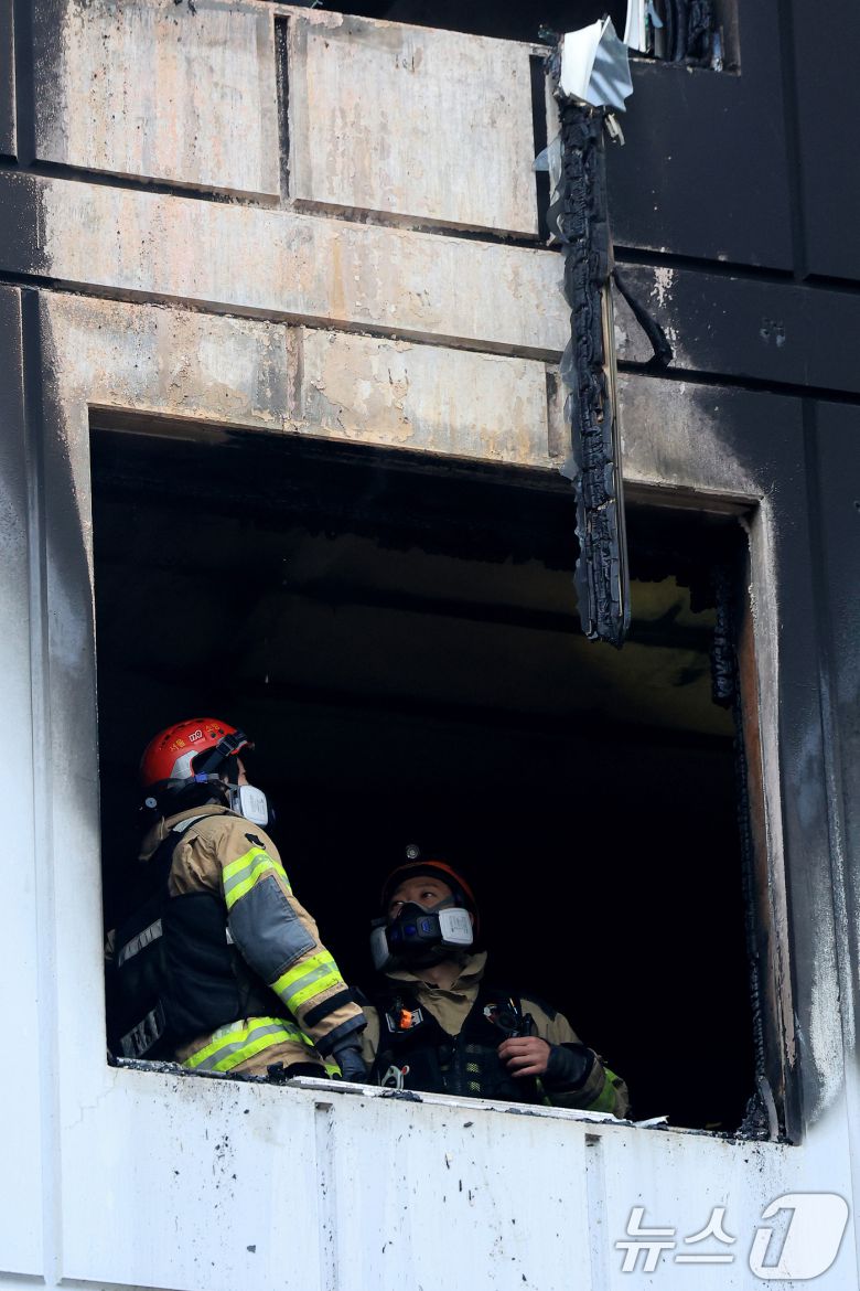 24일 오전 서울 송파구 방이동 한 아파트 5층에서 화재가 발생해 소방대원들이 현장을 살펴보고 있다.  2025.12.24/뉴스1 ⓒ News1 이호윤 기자