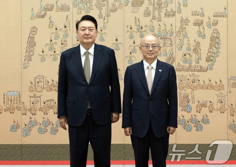 윤석열 전 대통령과 안창호 국가인권위원장. 2024.9.12/뉴스1 ⓒ News1 송원영 기자 (대통령실 제공)