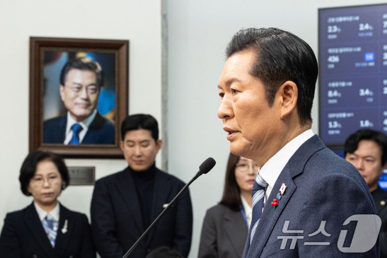 정청래 더불어민주당 대표가 26일 서울 여의도 국회에서 취임 후 열린 첫 공식 기자회견에서 발언하고 있다. 2025.12.26/뉴스1 ⓒ News1 이승배 기자